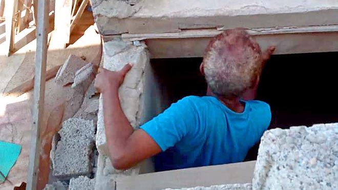 النافذة أصبحت مخرج "العم فؤاد" بدلاً من الباب المغمور بالحجارة